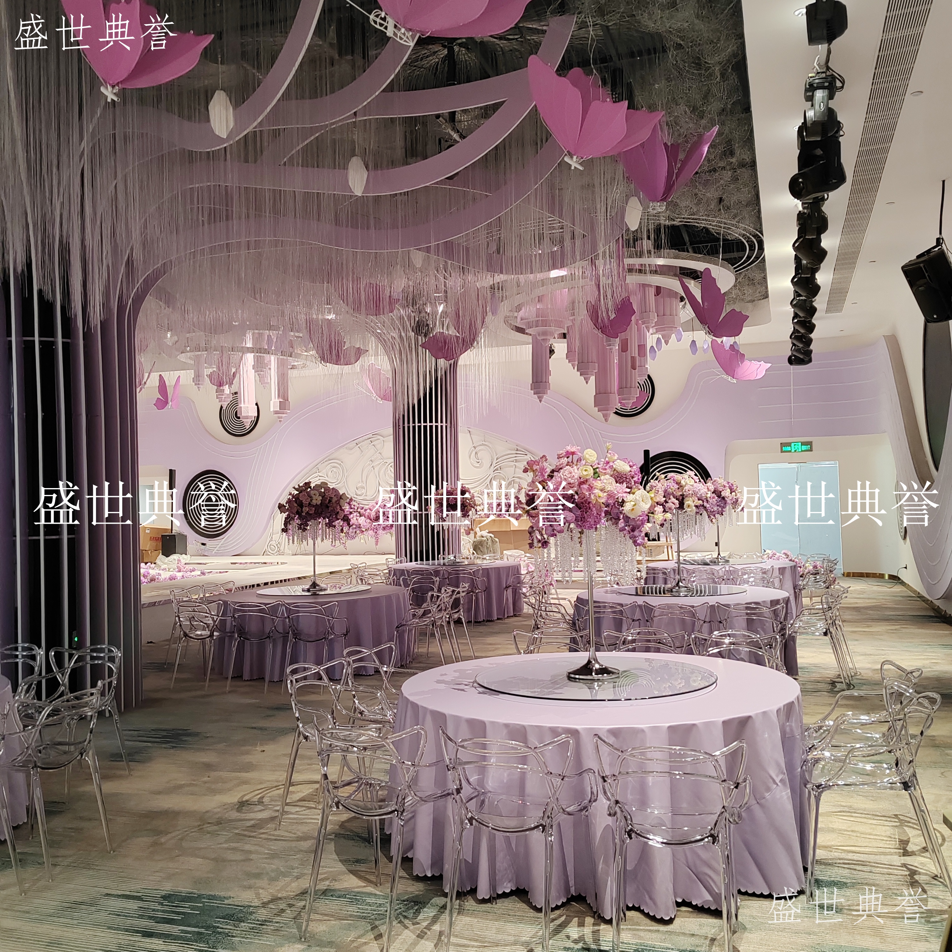 Direct sales of tables and chairs at Beijing International Banquet Center, hotel theme wedding banquet crystal chairs, outdoor wedding transparent cat-ear chairs