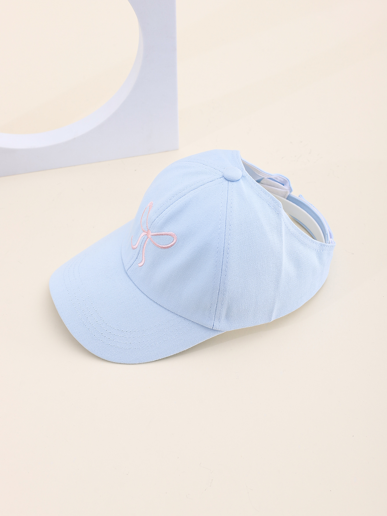 Spring and summer Korean-style embroidered bow duck tongue baseball caps can be tied into high ponytails. Outdoor sun protection open-top sunshade hats. Adjustable for both adults and children details Picture
