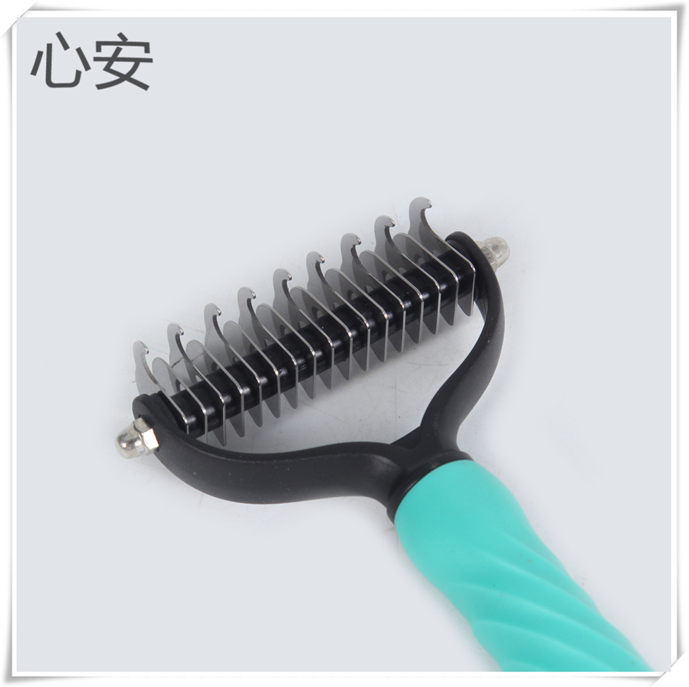 A 17-toothed open-knot comb for cats, dogs and pets to remove loose hair and sticky hair details Picture