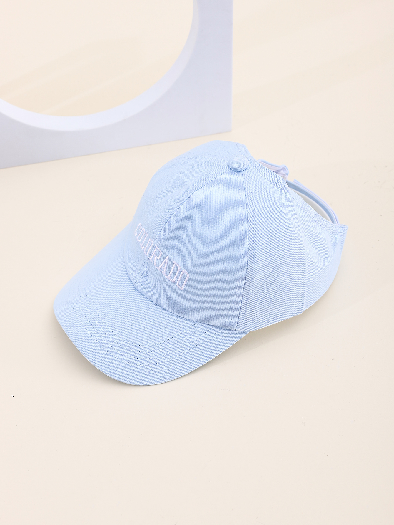 Spring and summer Korean-style letter-embroidered duck tongue baseball caps can be tied into high ponytails. Outdoor sun protection open-top sunshade hats. Adjustable for both adults and children details Picture