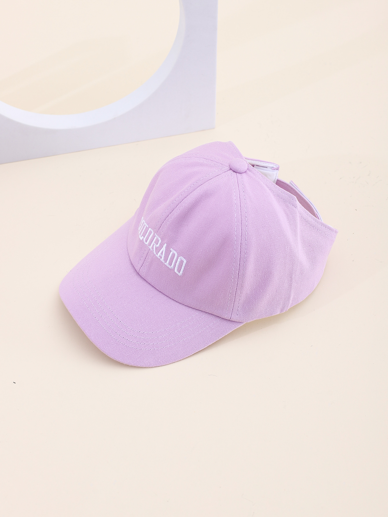 Spring and summer Korean-style letter-embroidered duck tongue baseball caps can be tied into high ponytails. Outdoor sun protection open-top sunshade hats. Adjustable for both adults and children Application Scenario