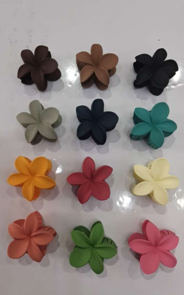 8 cm rubber 12-color frangipani, a popular and trendy plastic grab hairpin frangipani Application Scenario