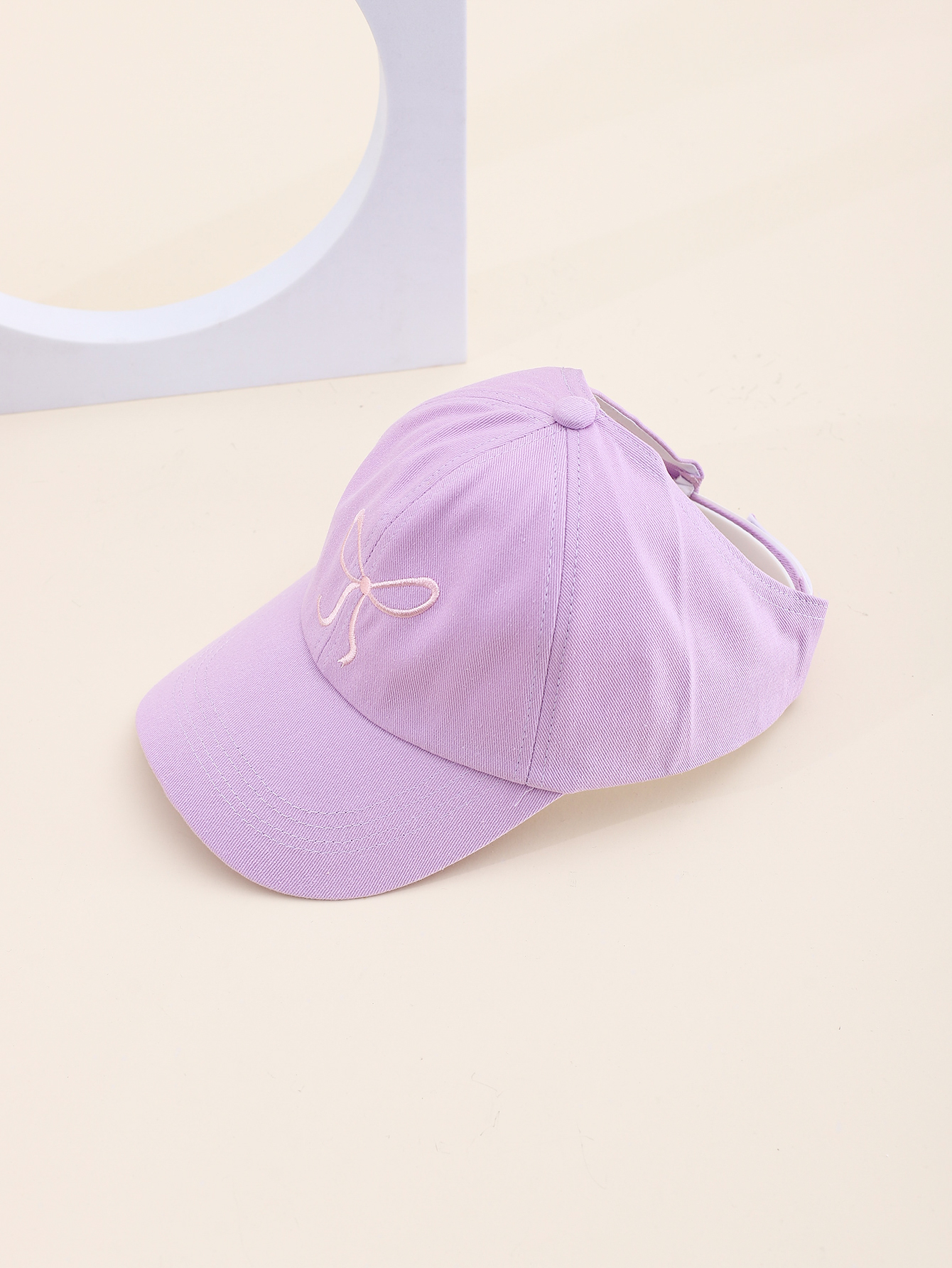 Spring and summer Korean-style embroidered bow duck tongue baseball caps can be tied into high ponytails. Outdoor sun protection open-top sunshade hats. Adjustable for both adults and children Item Picture