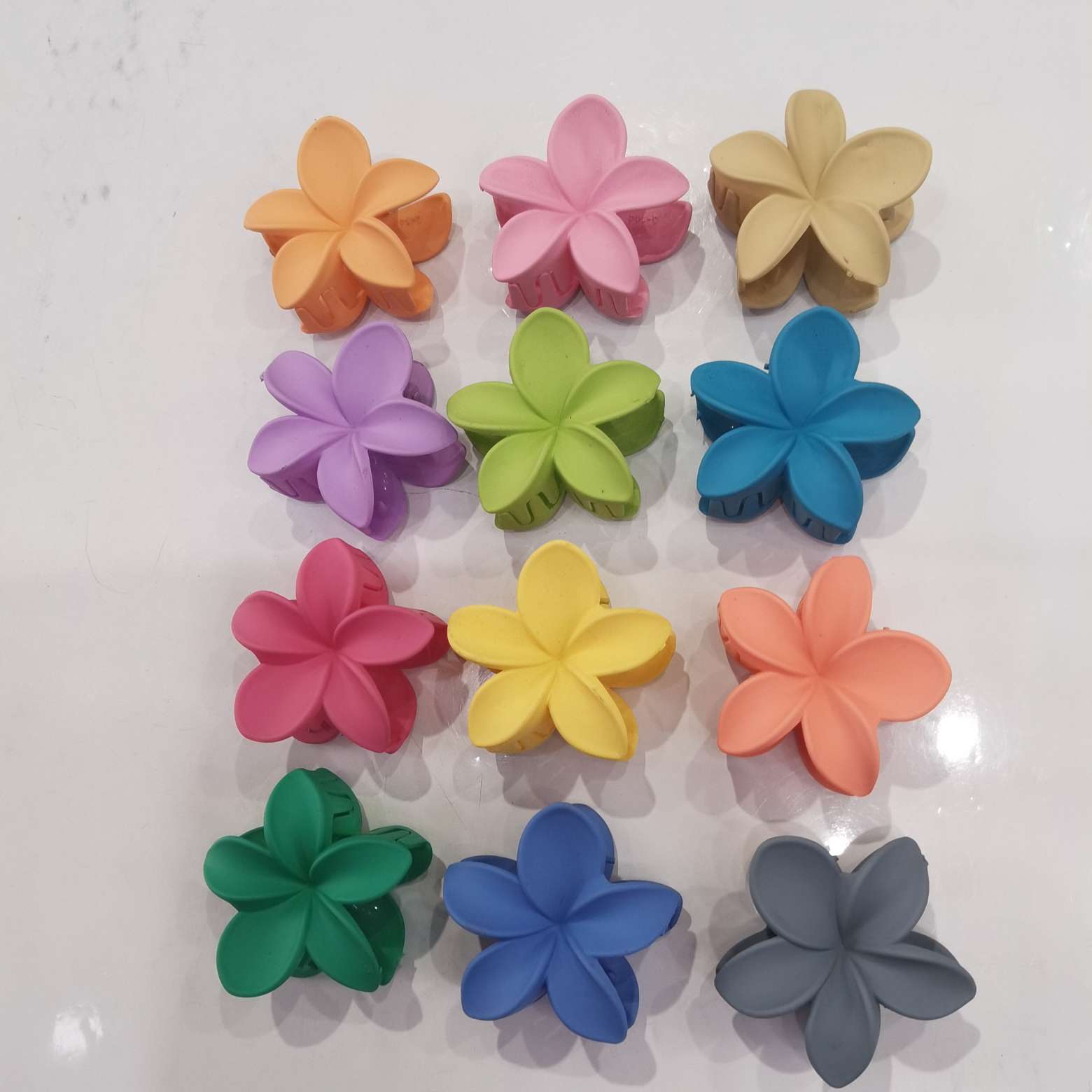 8 cm rubber 12-color frangipani, a popular and trendy plastic grab hairpin frangipani detail image 2