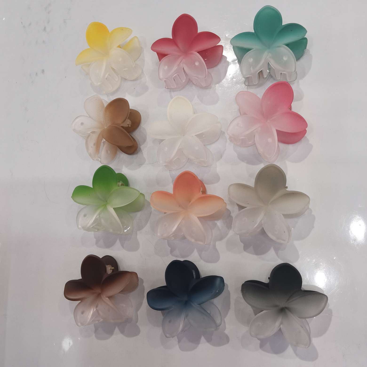 8 cm rubber 12-color frangipani, a popular and trendy plastic grab hairpin frangipani details Picture