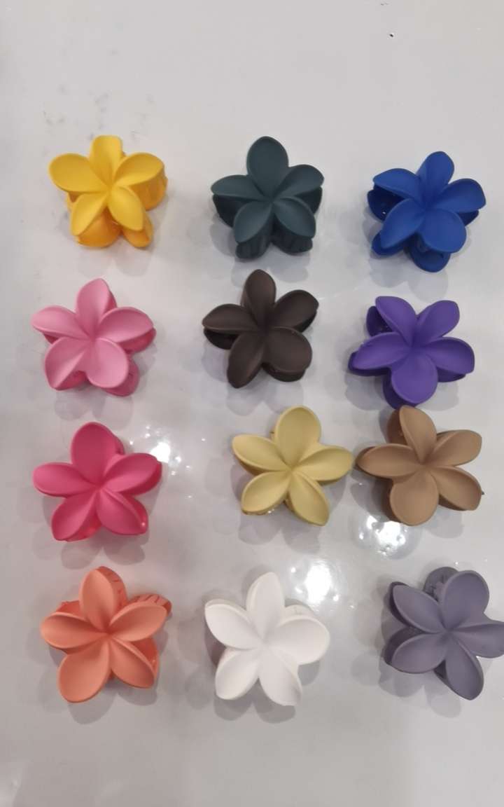 8 cm rubber 12-color frangipani, a popular and trendy plastic grab hairpin frangipani detail image 4