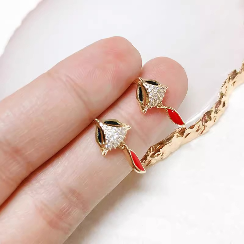 Xuhui brand exquisite and light luxury copper plated with real gold and set with zircon 925 silver needle fox design fashionable stud earrings Specification drawing