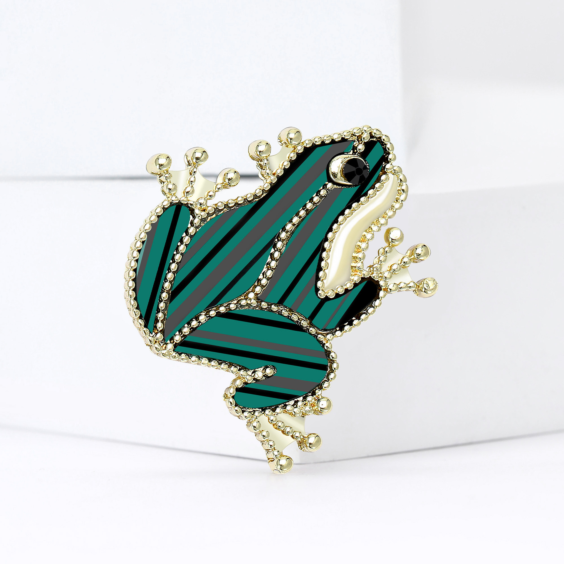 Fresh and cute board frog brooch, personalized acrylic badge, high-end brooch pin wholesale details Picture