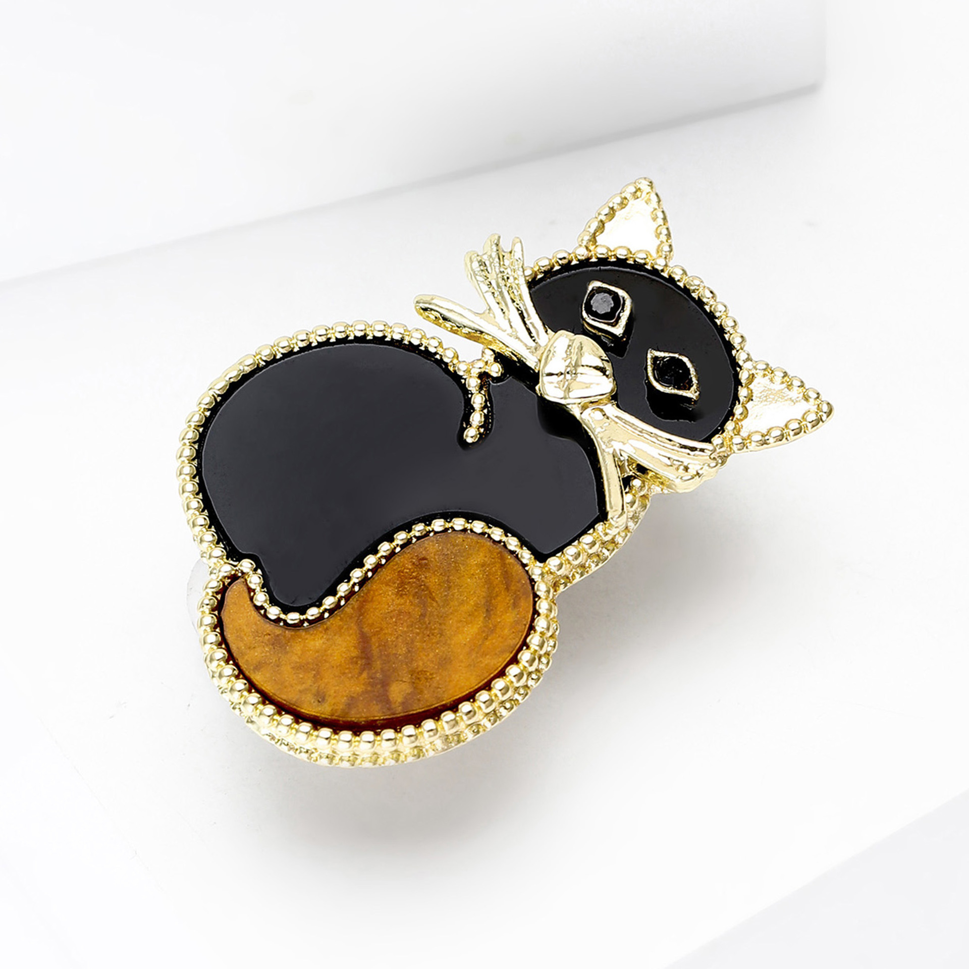 Fresh and cute board cat brooches, personalized acrylic badges, high-end brooch pins wholesale details Picture