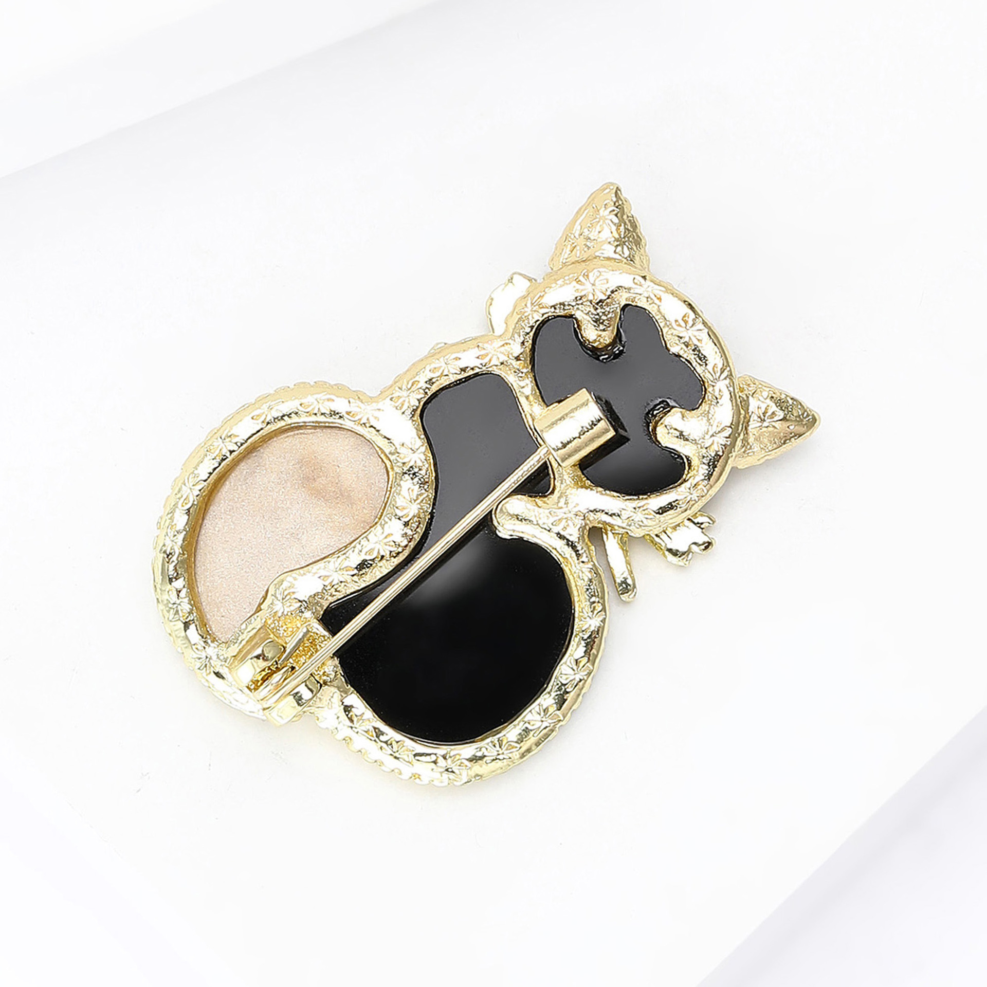 Fresh and cute board cat brooches, personalized acrylic badges, high-end brooch pins wholesale Item Picture