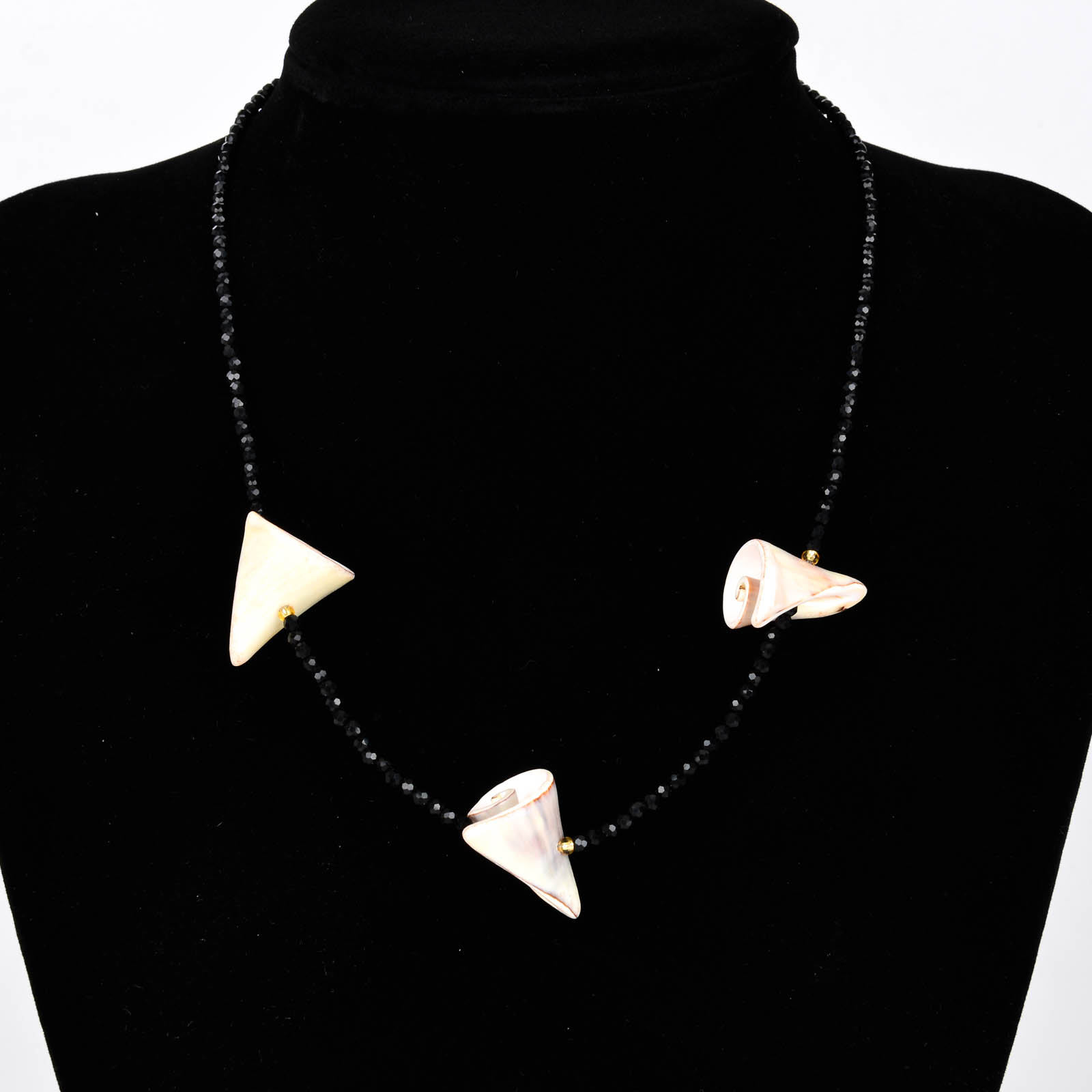 云逸饰家 简约贝壳三角形手链新款女精致优雅手饰轻奢设计高级感手饰品详情1