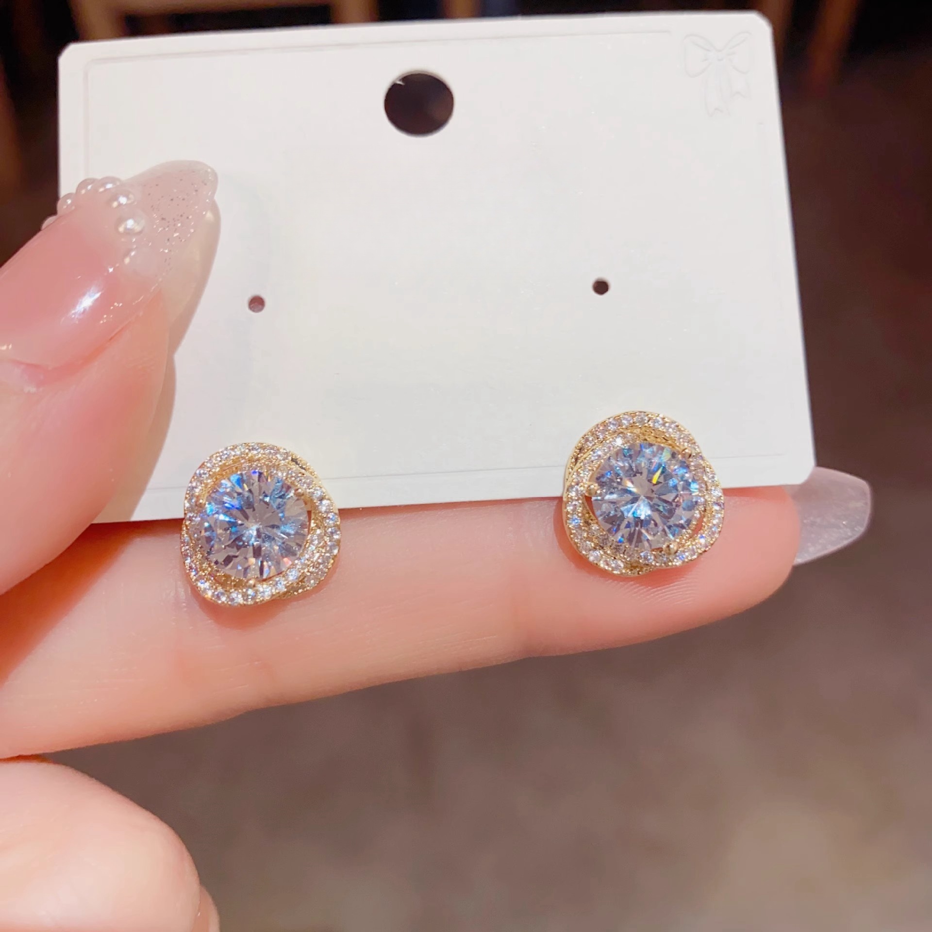 Xuhui brand exquisite and light luxury copper plated with real gold and zircon 925 silver needle clover luxurious design fashionable stud earrings Specification drawing