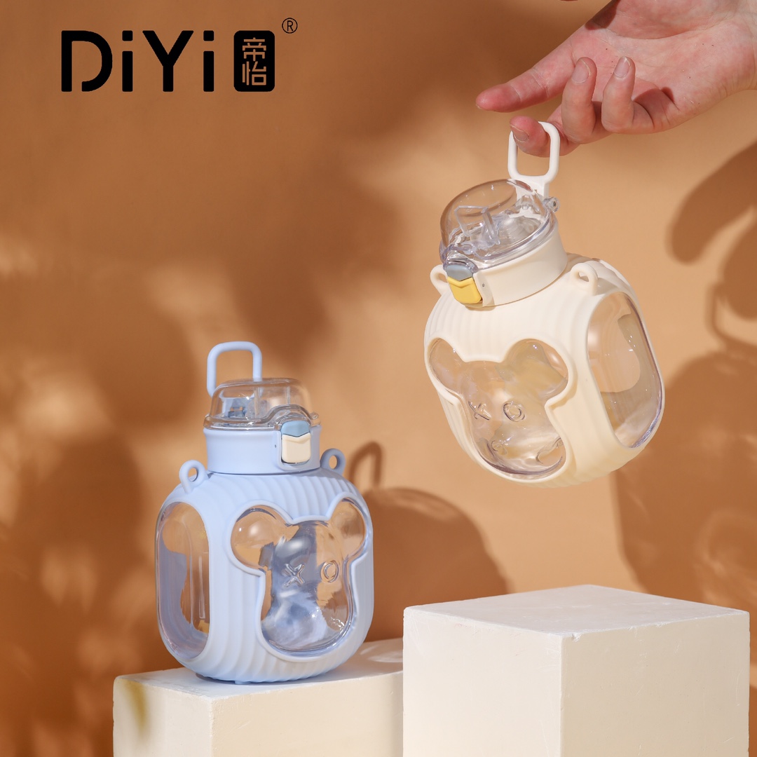 【 Spring/Summer 2023 】❌⭕️❌⭕️ ️ trendy must-have, DY-SL901 Diyi Bo Bichon Bear-shaped cup, 900ml, drinking with a straw, comes with a lock. It can be carried by hand or crossbody. Item Picture
