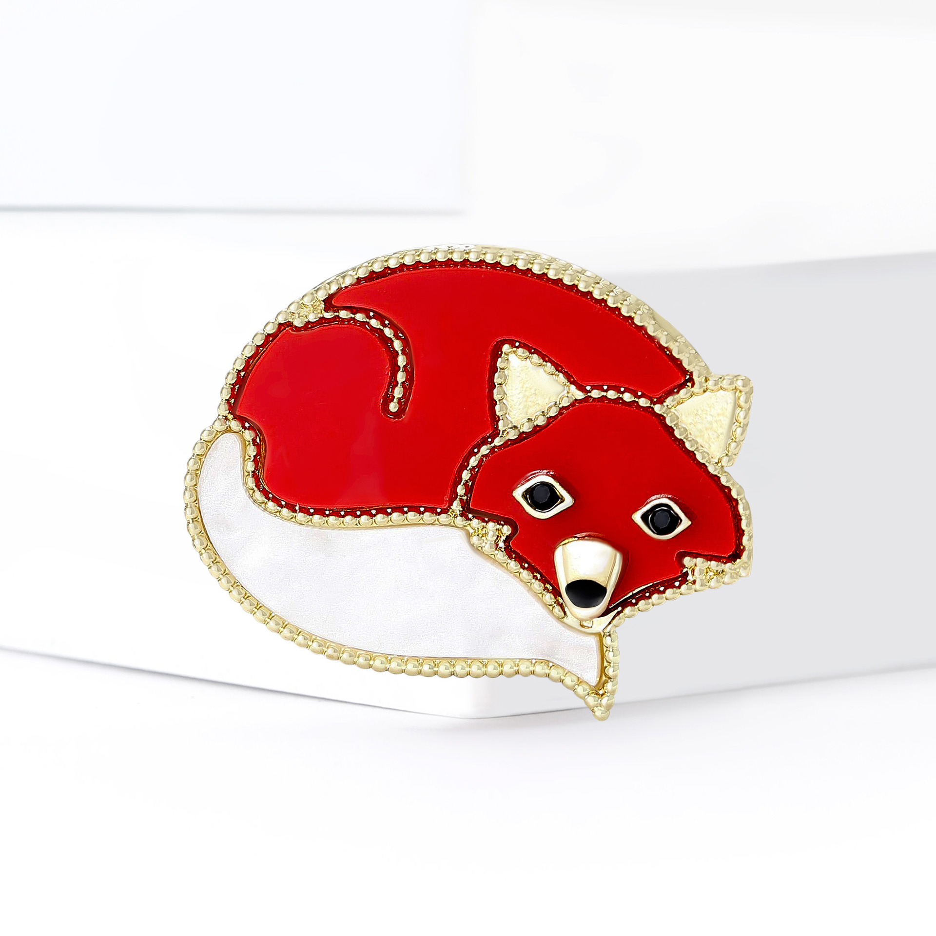 Fresh and cute board fox brooch, personalized acrylic badge, high-end brooch pin wholesale Specification image