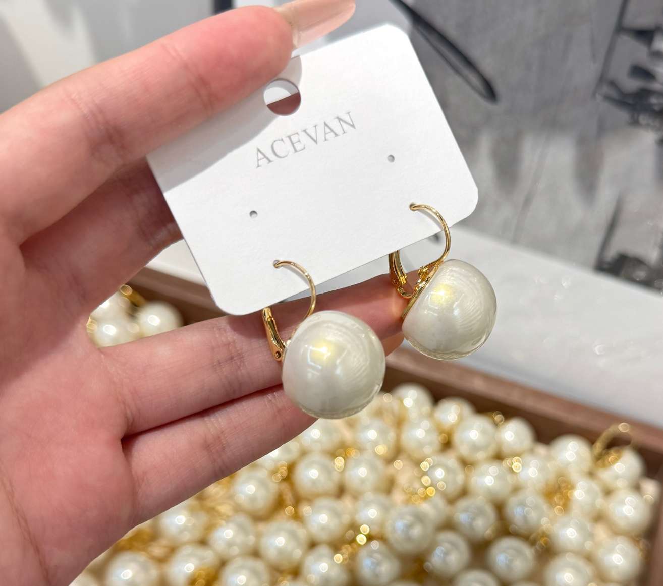 Hong Kong-style retro pearl ear buckles with a unique and simple design, high-end commuting earrings, recommended by a popular blogger Specification image
