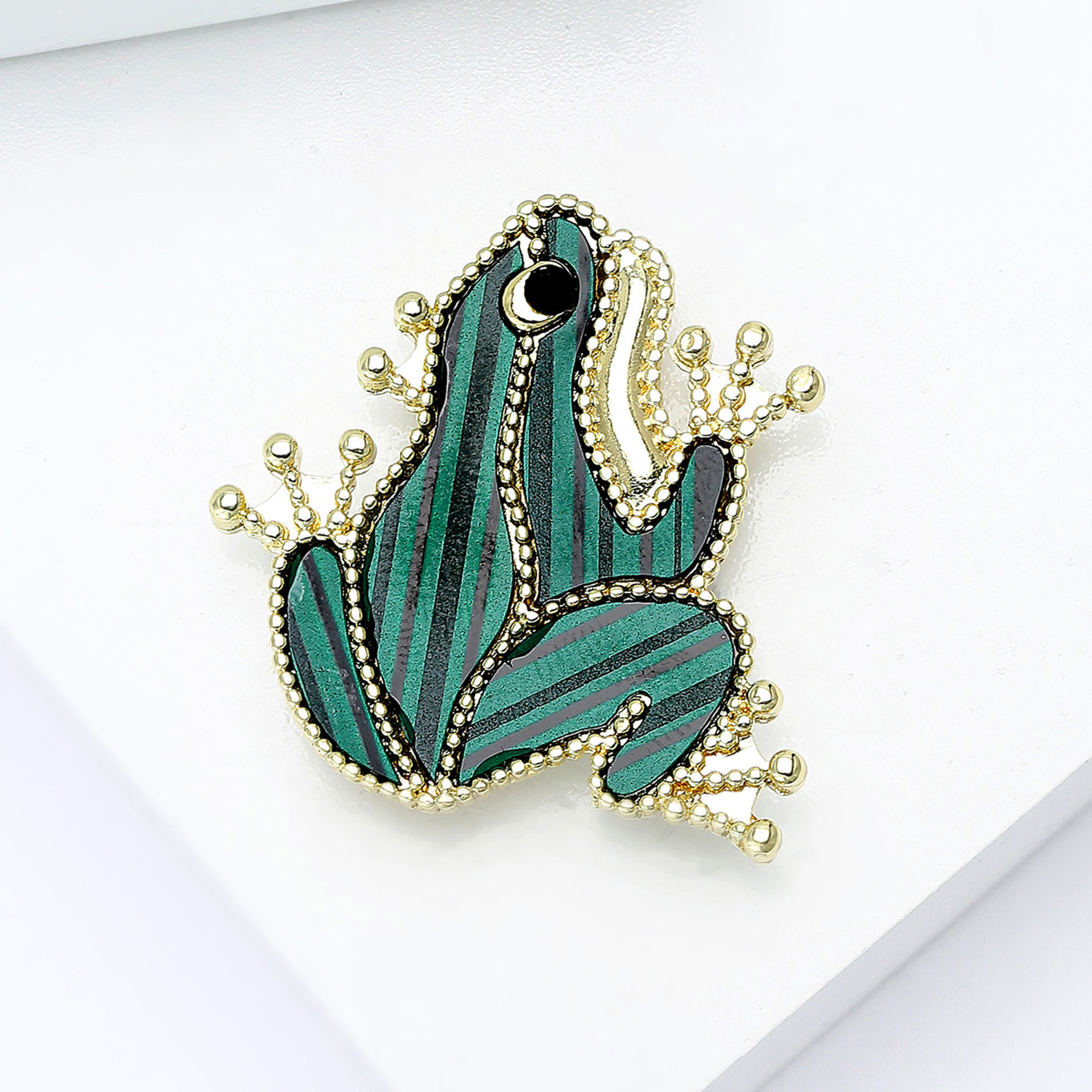 Fresh and cute board frog brooch, personalized acrylic badge, high-end brooch pin wholesale Application Scenario