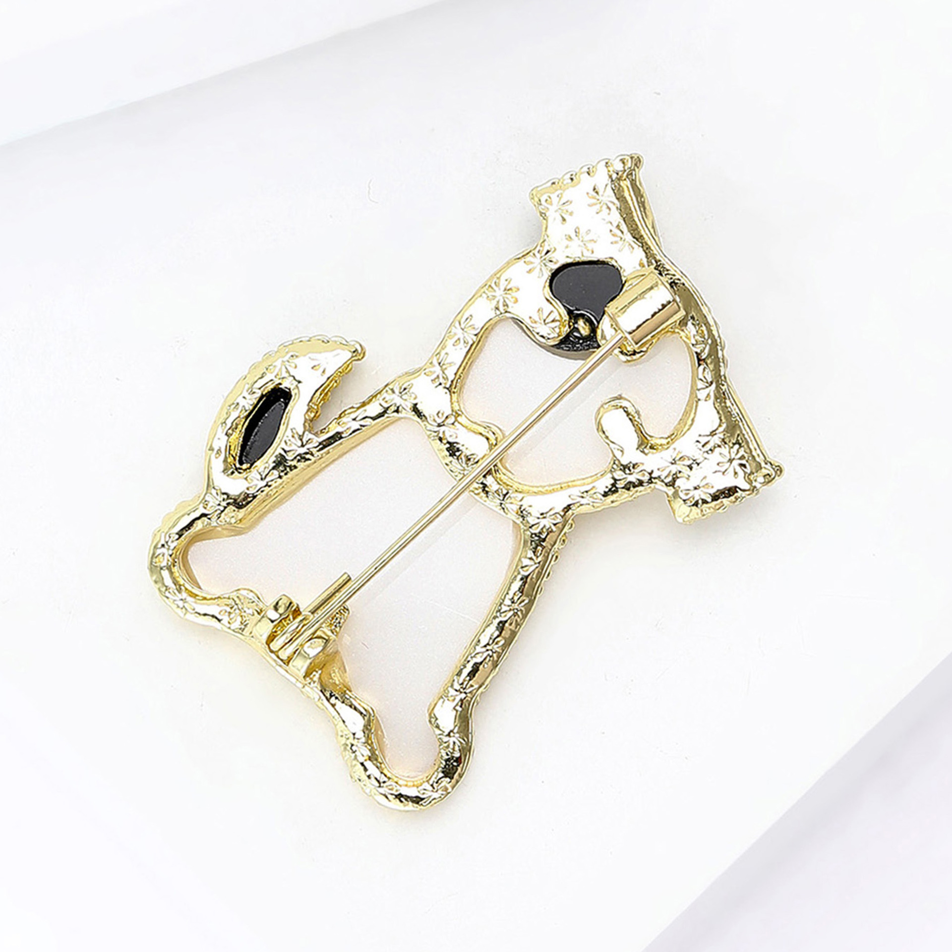 Fresh and cute board dog brooches, personalized acrylic badges, high-end brooch pins wholesale Application Scenario