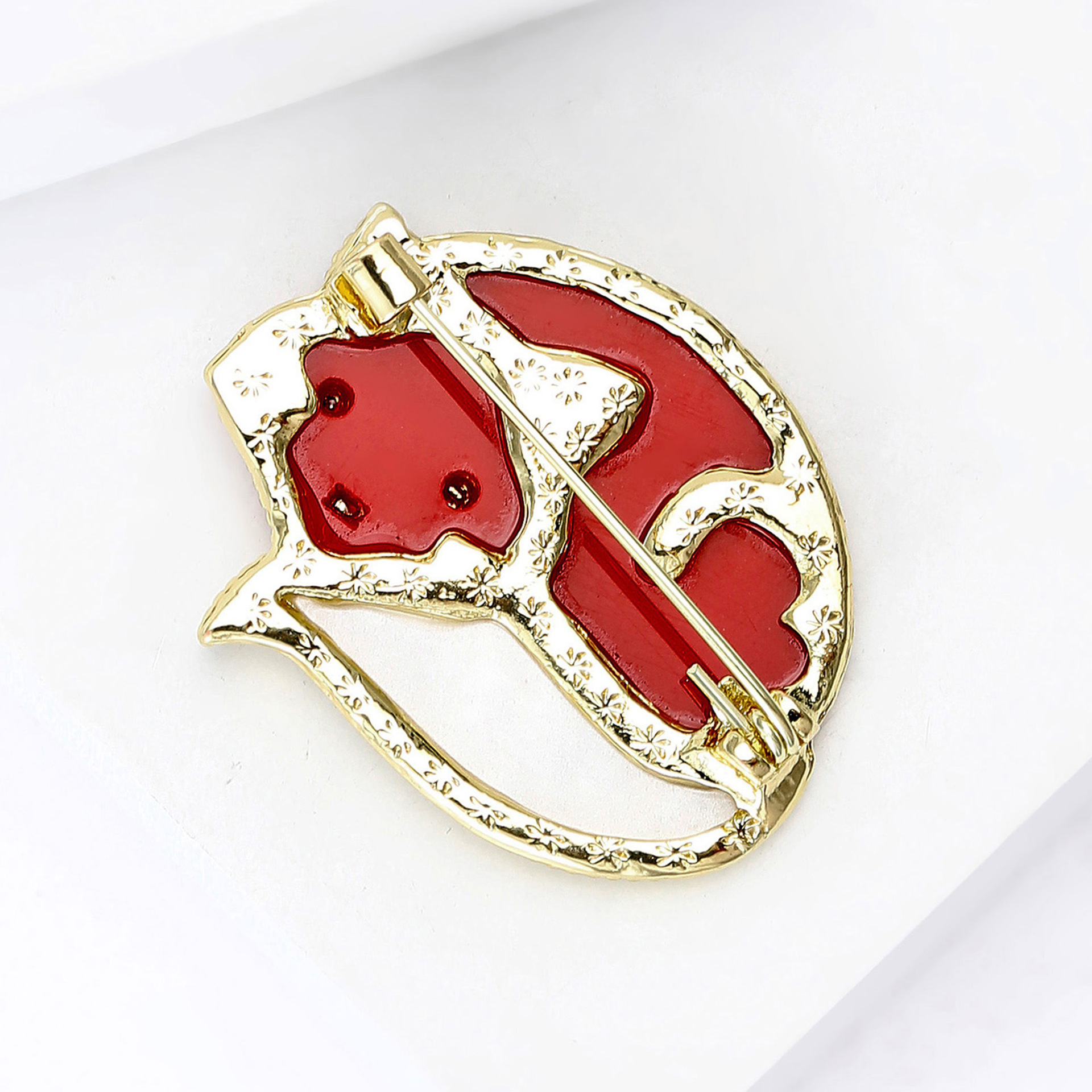 Fresh and cute board fox brooch, personalized acrylic badge, high-end brooch pin wholesale Item Picture