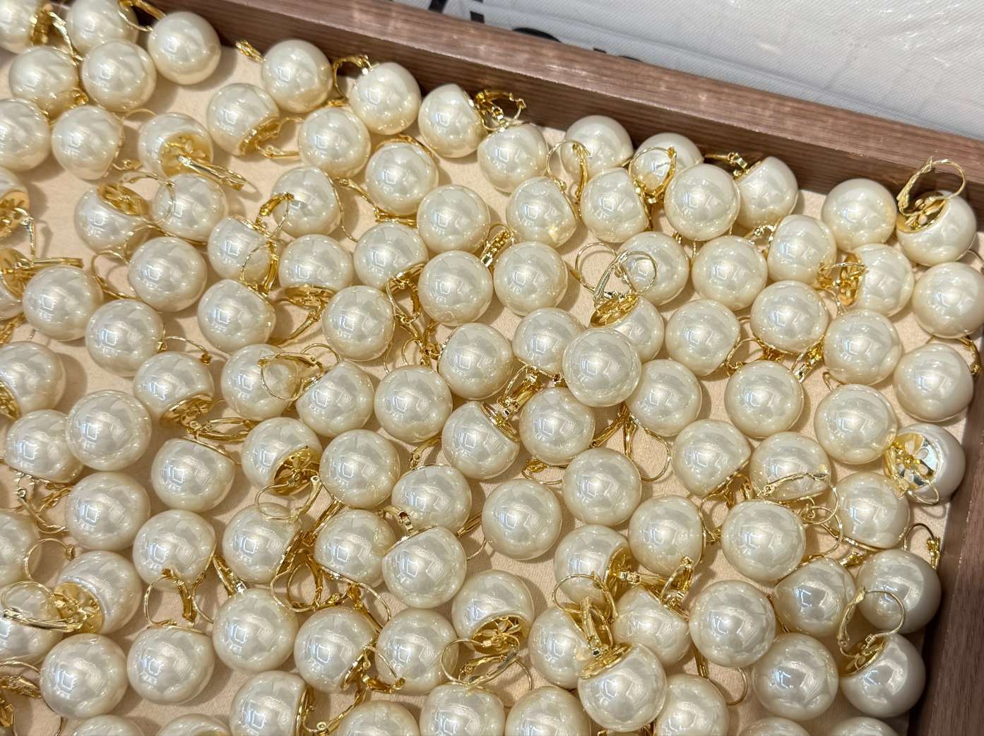 Hong Kong-style retro pearl ear buckles with a unique and simple design, high-end commuting earrings, recommended by a popular blogger Application Scenario