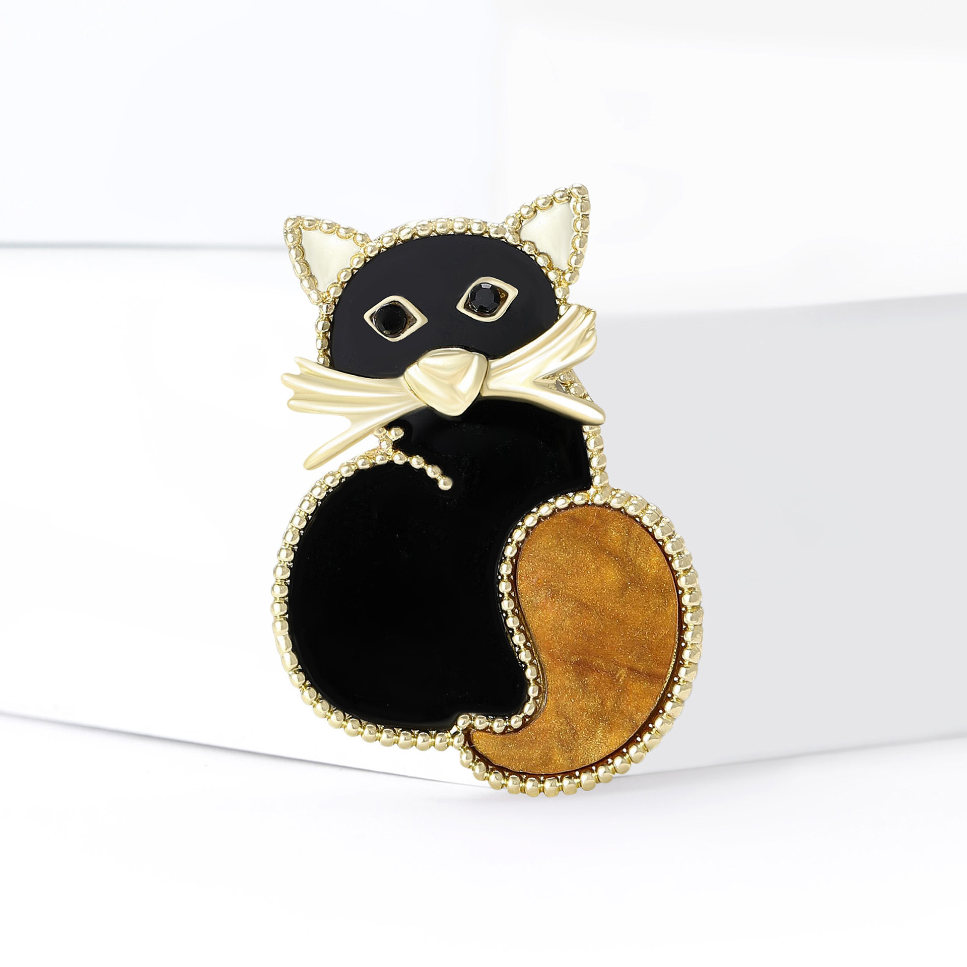 Fresh and cute board cat brooches, personalized acrylic badges, high-end brooch pins wholesale Application Scenario