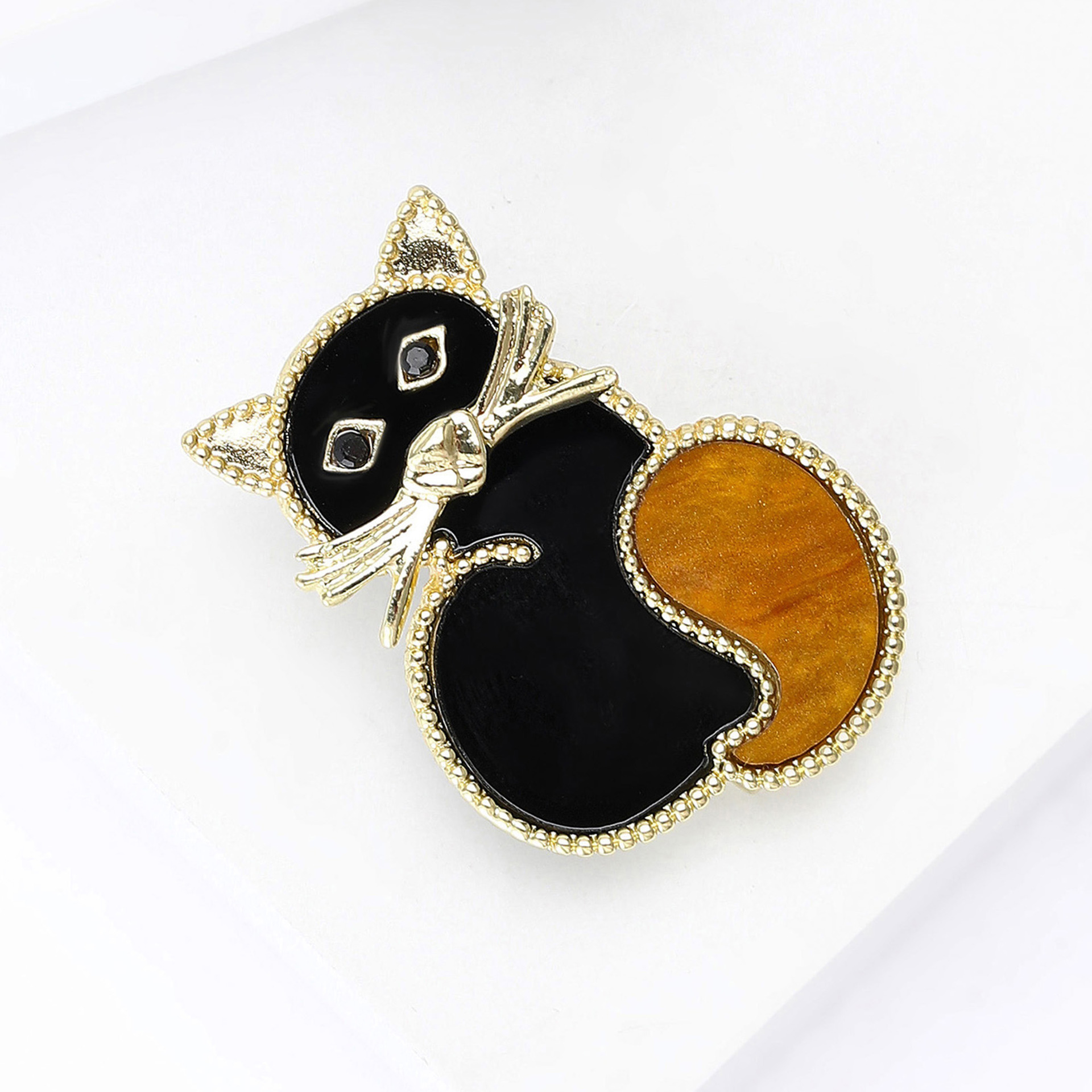 Fresh and cute board cat brooches, personalized acrylic badges, high-end brooch pins wholesale Specification image