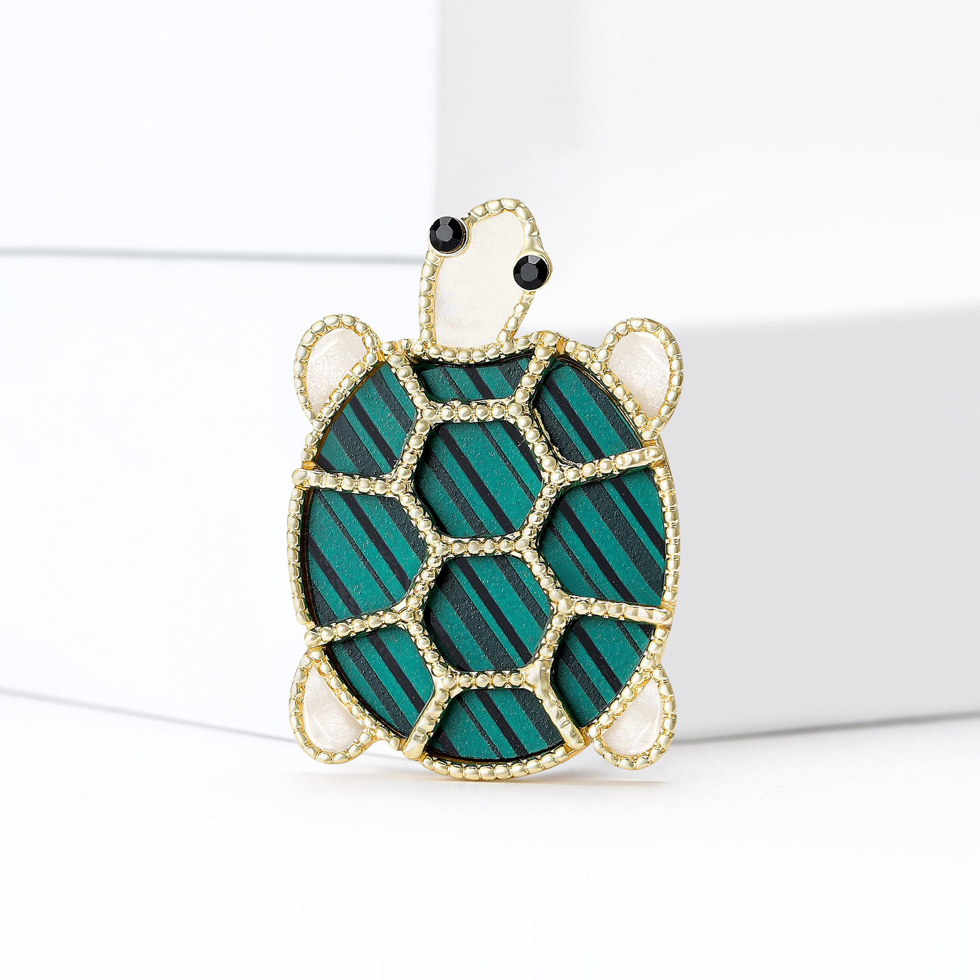 Fresh and cute board turtle brooch, personalized acrylic badge, high-end brooch pin wholesale