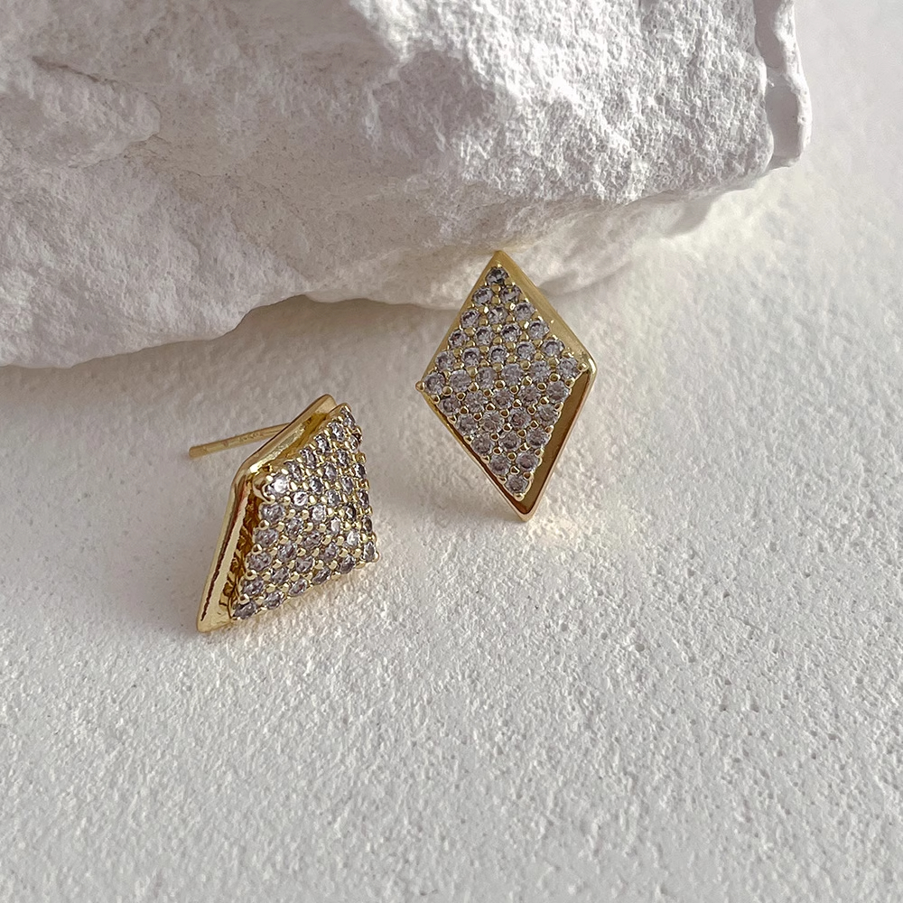 Xuhui brand exquisite and light luxury copper plated with real gold and set with zircon 925 silver needle diamond-shaped luxurious design fashionable stud earrings details Picture