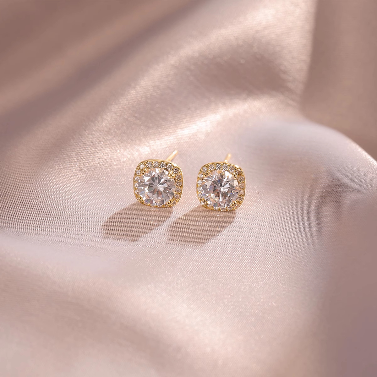 Xuhui brand exquisite and light luxury copper plated with real gold and set with zircon 925 silver needle cube sugar, luxurious design and fashionable stud earrings details Picture