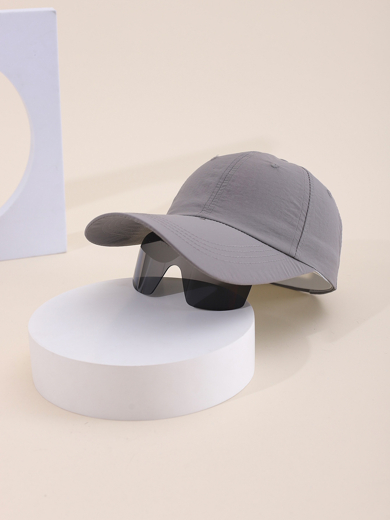 Spring and summer bestsellers come with their own glasses and baseball caps. They are trendy and stylish, suitable for both men and women. They are also versatile outdoor sunshade and sun protection caps with adjustable glasses and caps in one details Picture