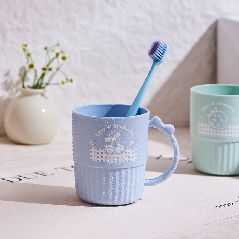 M04-7160 Korean-style striped mouthwash cup, creative cartoon household brushing cup, household student washbasin cup Application Scenario