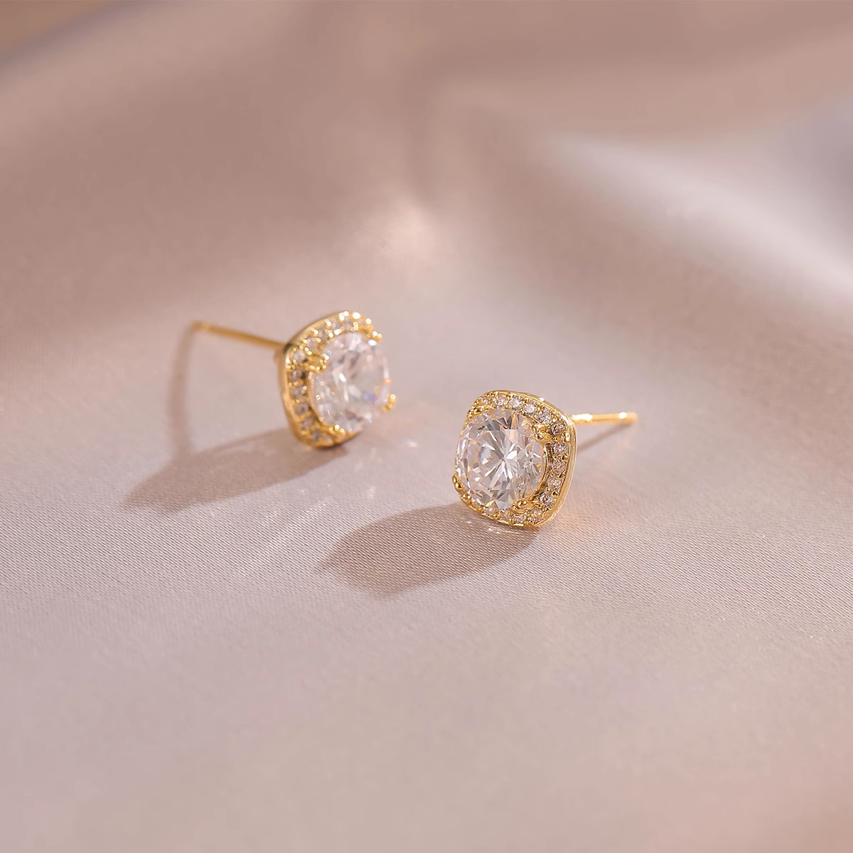 Xuhui brand exquisite and light luxury copper plated with real gold and set with zircon 925 silver needle cube sugar, luxurious design and fashionable stud earrings Specification drawing