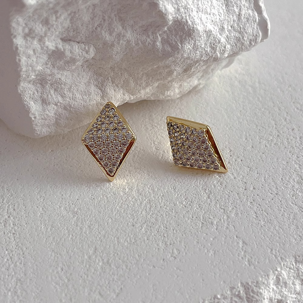 Xuhui brand exquisite and light luxury copper plated with real gold and set with zircon 925 silver needle diamond-shaped luxurious design fashionable stud earrings Item Picture