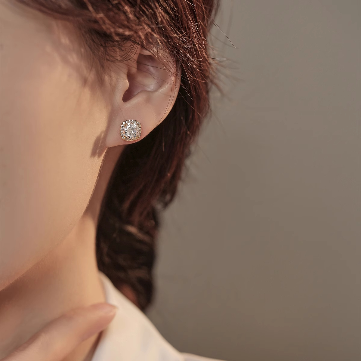 Xuhui brand exquisite and light luxury copper plated with real gold and set with zircon 925 silver needle cube sugar, luxurious design and fashionable stud earrings Item Picture