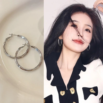 Cold style plain ring earrings for women, 2024 new best-selling, niche and high-end style ear stud earrings, round and square face slimming earrings thumbnail