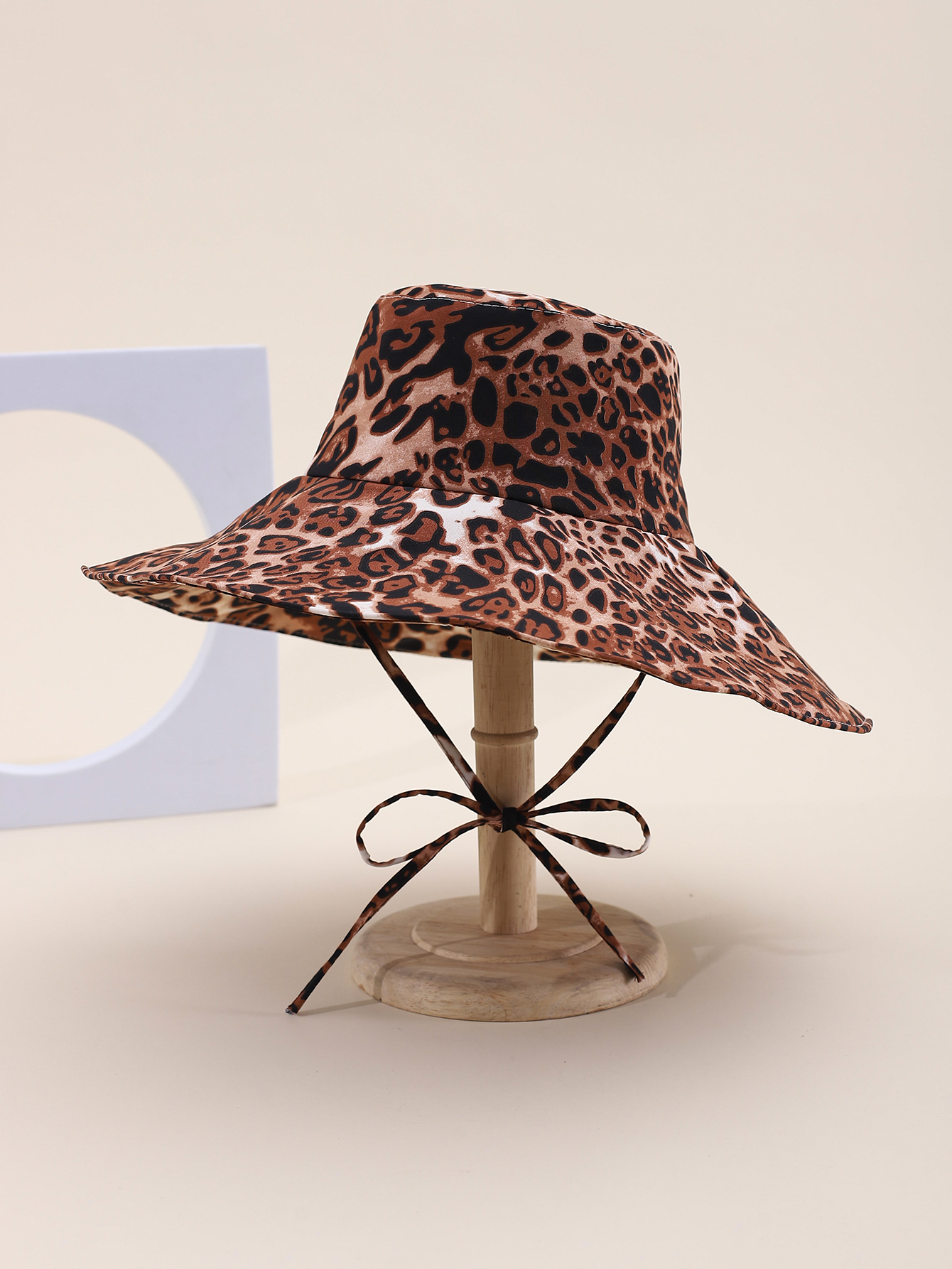 This spring and summer hit Korean-style irregular print leopard print large cap brim is fashionable, classic, versatile, face-enhancing, suitable for small outdoor trips, sun protection, and taking huge photos by the seaside. It's a perfect adult cap for women Application Scenario