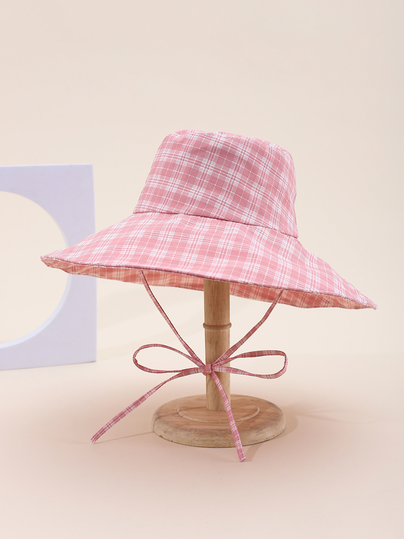 This is a popular Korean-style irregular printed checkered striped hat for spring and summer. It is fashionable, classic, versatile, and can make your face look good. It is suitable for outdoor travel, sun protection, and taking photos by the seaside. It is also a perfect choice for women and adults Specification drawing