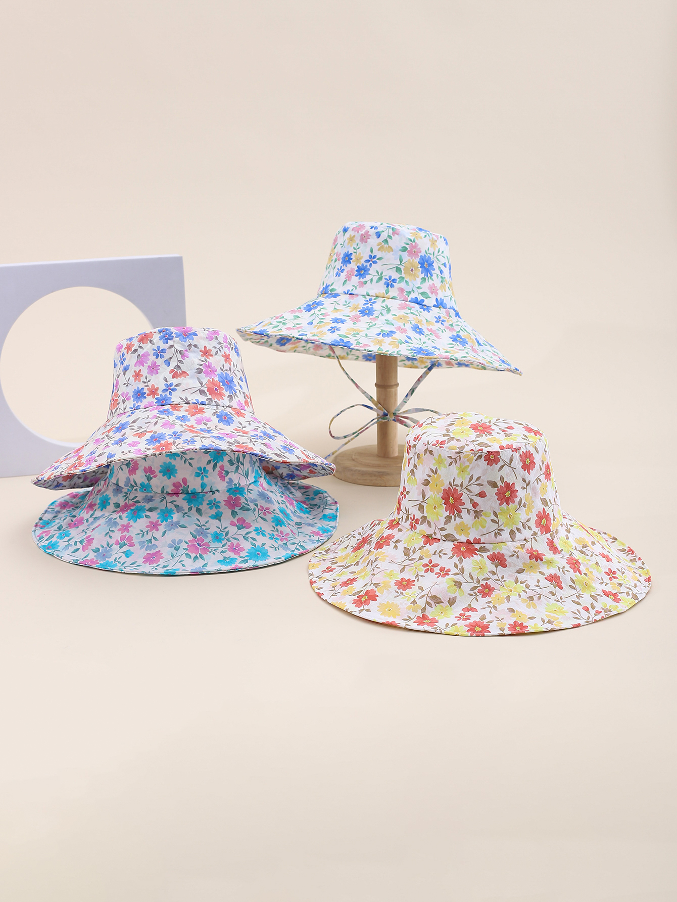 This is a popular Korean-style irregular small flower and plant cap with a large brim. It is fashionable, classic, versatile, and can make your face look good. It is suitable for outdoor travel, sun protection, and taking photos by the seaside. It is a perfect choice for both women and adults full figure