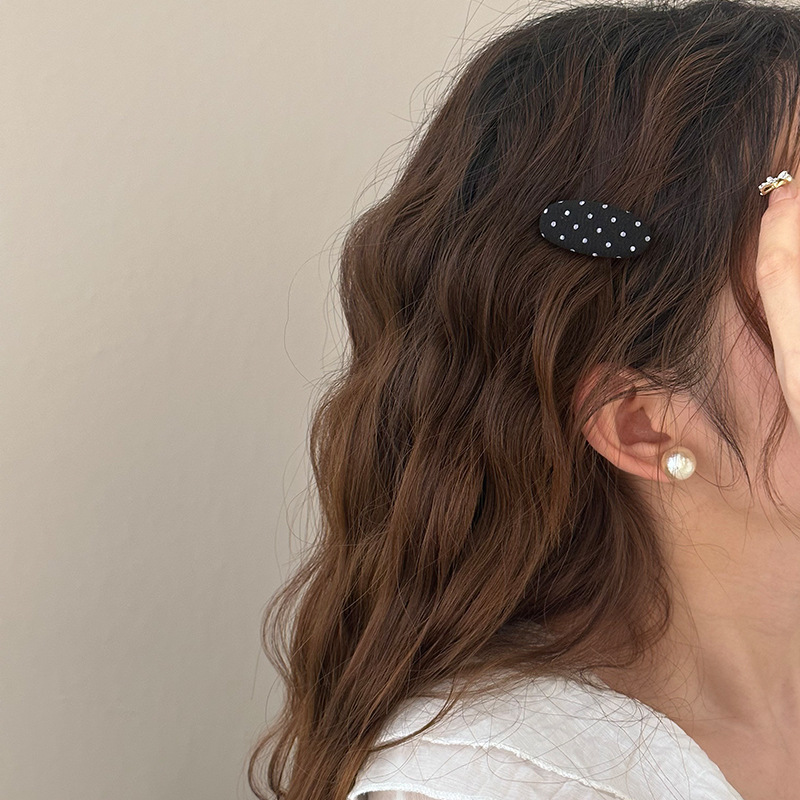 The new black and white polka dot hair clip from Korean Internet celebrities is exquisite and versatile, exuding an atmosphere. The side of the 2024 summer new style for goddesses Application Scenario