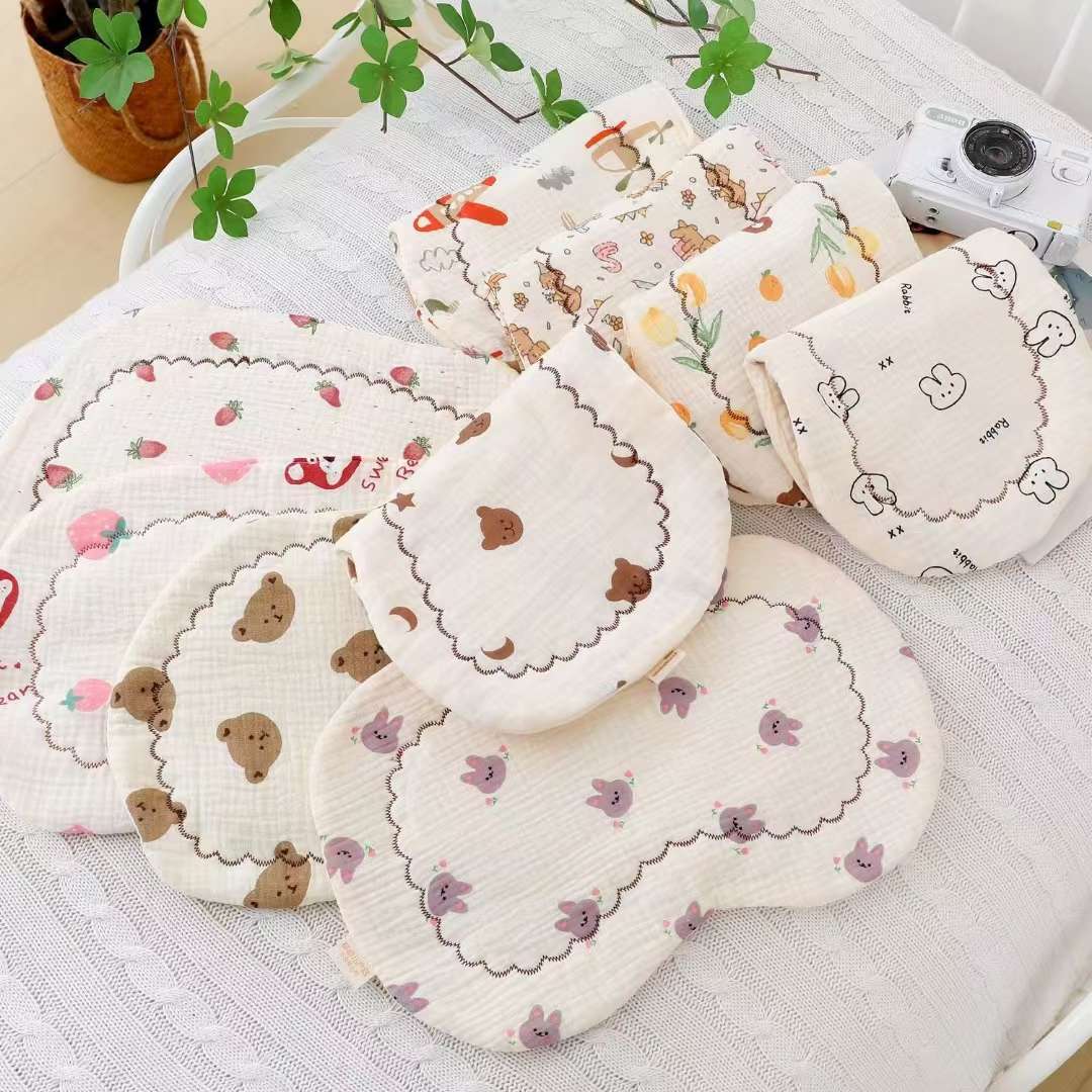 母婴用品婴幼儿云片枕纱布印花枕头白底实物图