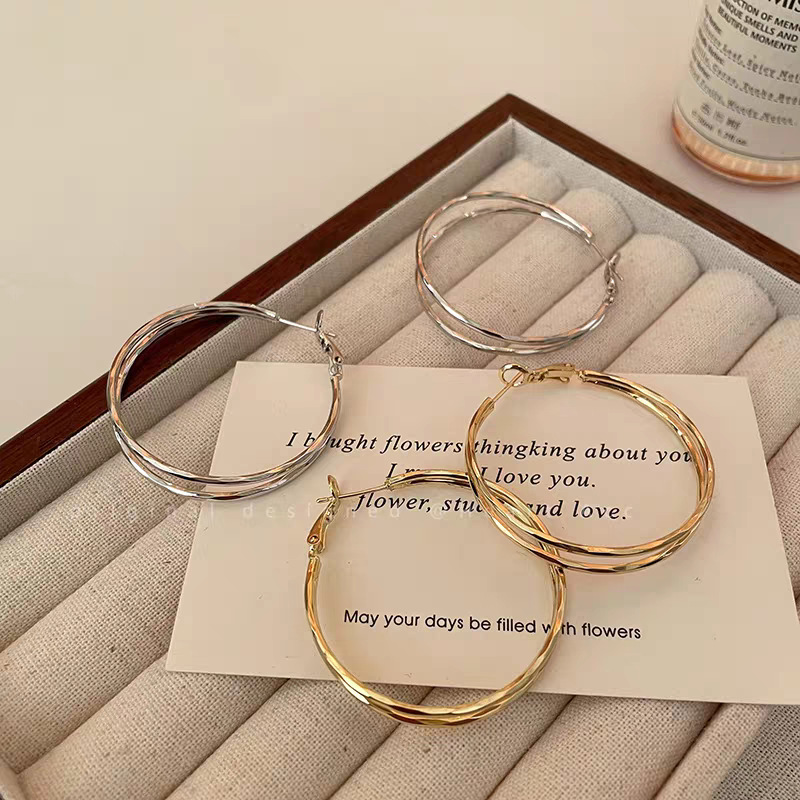 The 2024 new best-selling exaggerated circle earrings exude a light luxury and high-end charm. The ear rings and stud earrings are perfect for a round face and slimming details Picture
