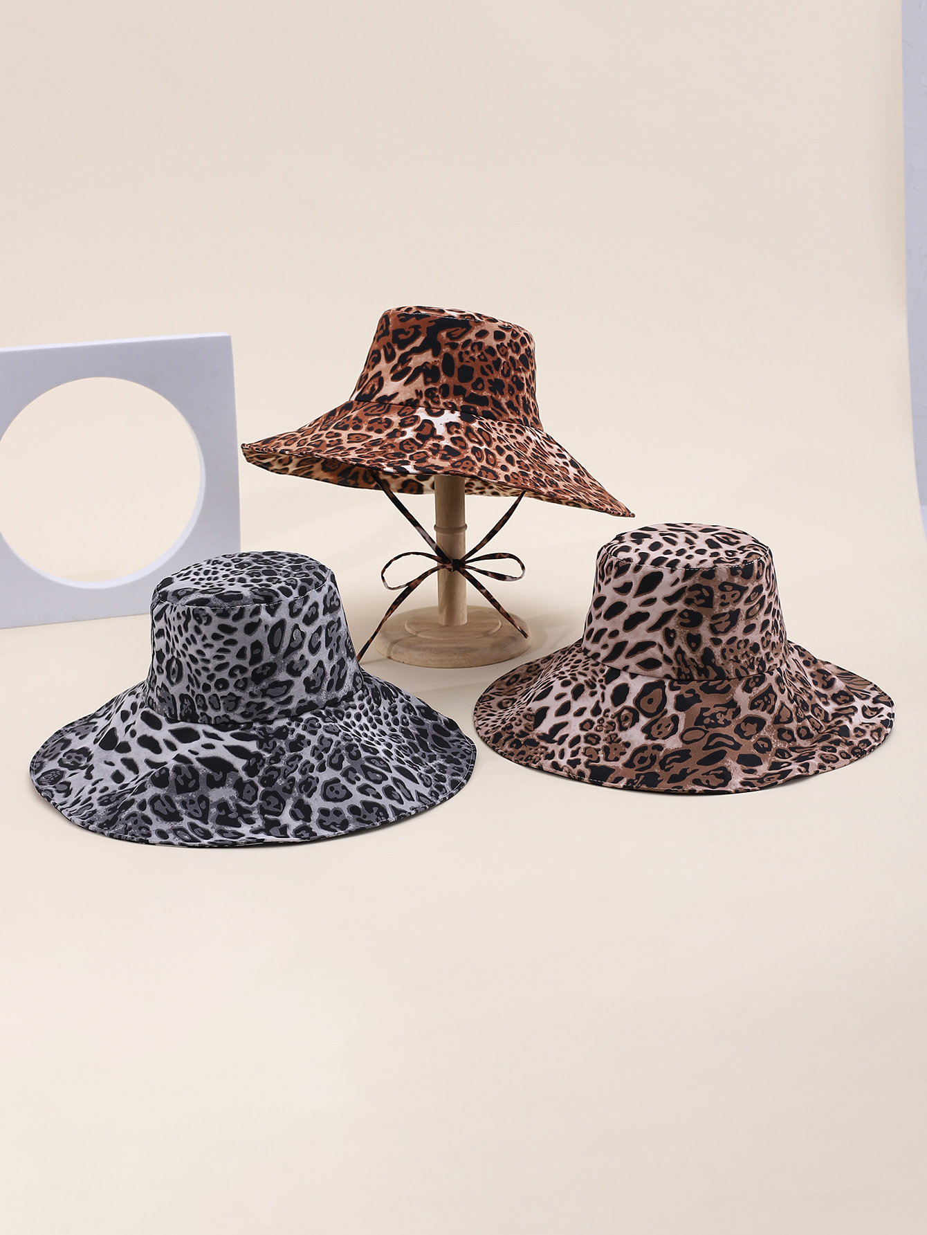 This spring and summer hit Korean-style irregular print leopard print large cap brim is fashionable, classic, versatile, face-enhancing, suitable for small outdoor trips, sun protection, and taking huge photos by the seaside. It's a perfect adult cap for women full figure