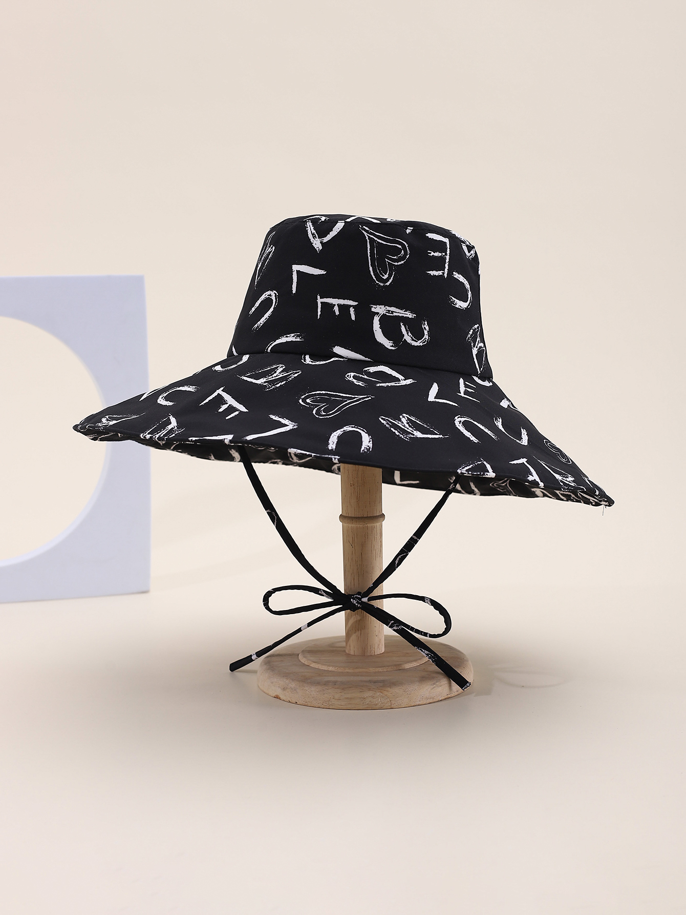 This is a popular Korean-style irregular printed letter brim for spring and summer. It is fashionable, classic, versatile, and can make your face look good. It is suitable for outdoor travel, sun protection, and taking photos by the seaside. It is a perfect choice for women and adults Specification drawing