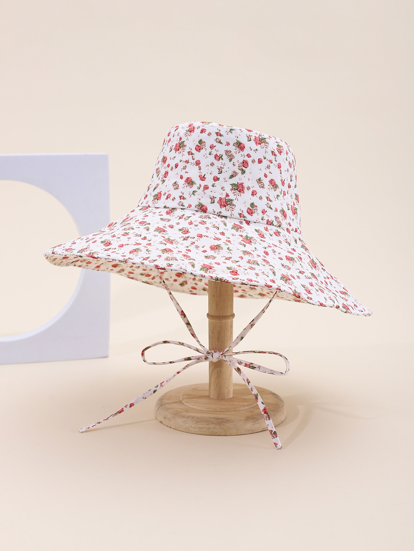 This is a popular Korean-style small floral cap with a big brim in spring and summer. It is fashionable, classic, versatile, and can make your face look good. It is suitable for outdoor travel, sun protection, and taking photos by the seaside. It is a perfect choice for women and adults details Picture