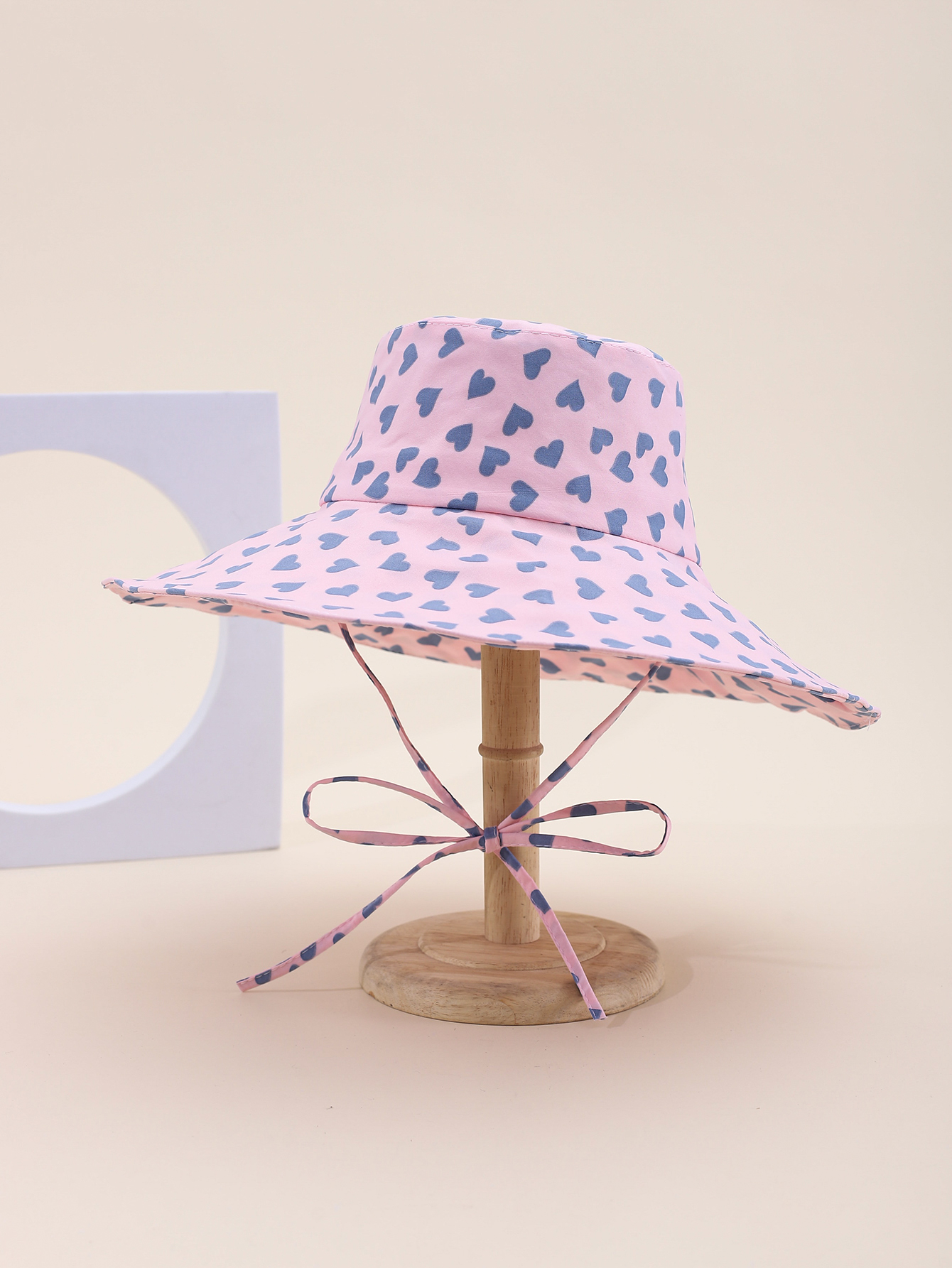 This is a popular Korean-style printed heart-shaped brim for spring and summer. It is fashionable, classic, versatile, and can make your face look good. It is suitable for outdoor travel, sun protection, and taking photos by the seaside. It is a perfect choice for women and adults Application Scenario