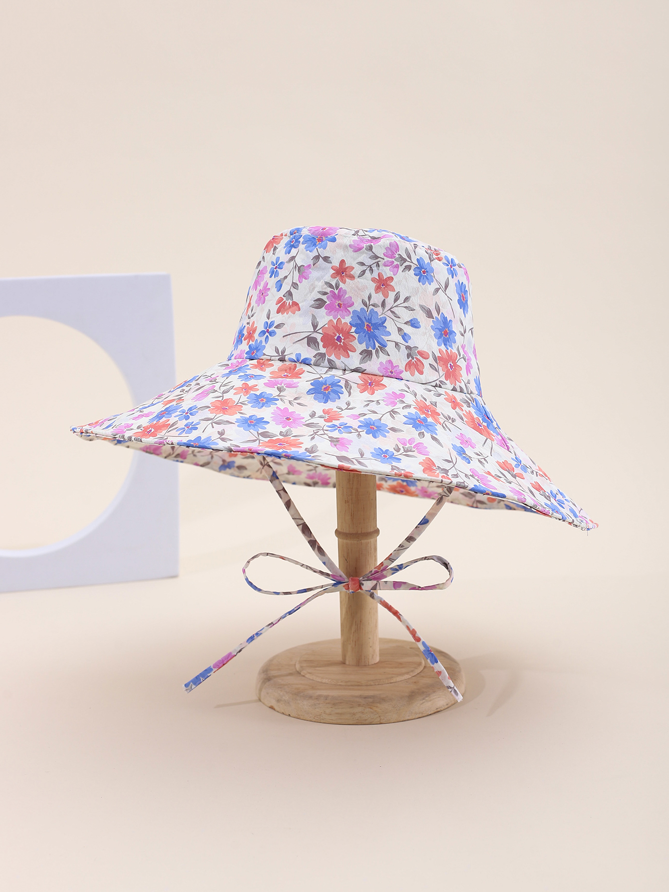 This is a popular Korean-style irregular small flower and plant cap with a large brim. It is fashionable, classic, versatile, and can make your face look good. It is suitable for outdoor travel, sun protection, and taking photos by the seaside. It is a perfect choice for both women and adults Application Scenario