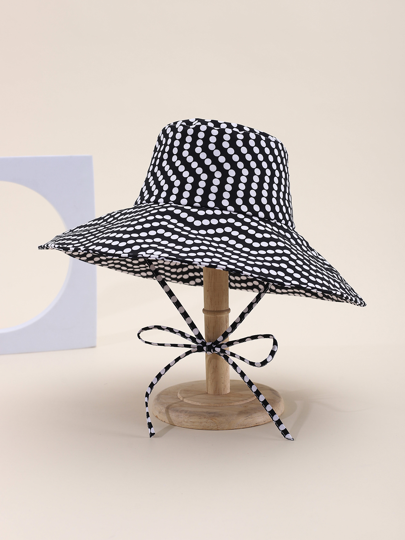 This is a popular Korean-style irregular polka dot brim for spring and summer. It is fashionable, classic, versatile, and can make your face look good. It is suitable for small outdoor trips, sun protection, and taking photos by the seaside. It is a perfect choice for women and adults Specification drawing