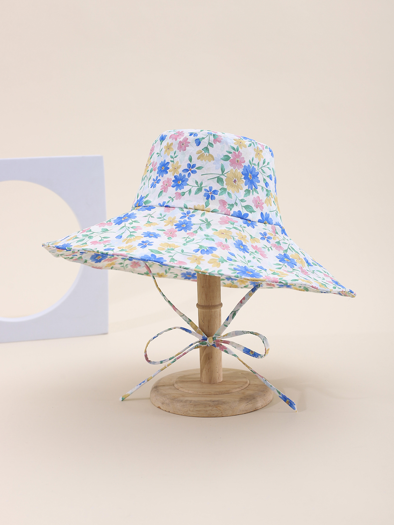 This is a popular Korean-style irregular small flower and plant cap with a large brim. It is fashionable, classic, versatile, and can make your face look good. It is suitable for outdoor travel, sun protection, and taking photos by the seaside. It is a perfect choice for both women and adults Item Picture