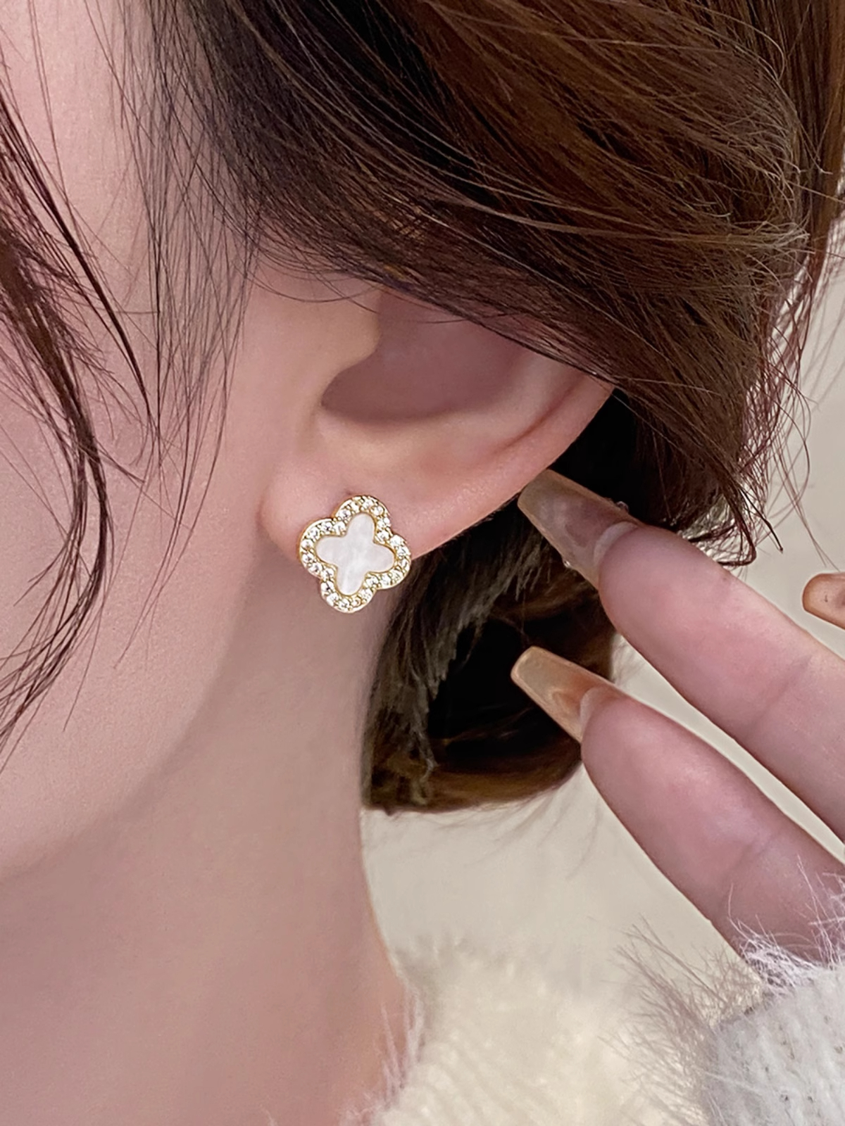 Xuhui brand exquisite and light luxury copper plated with real gold and set with zircon 925 silver needle four-leaf clover mother-of-pearl luxurious design fashionable stud earrings full figure