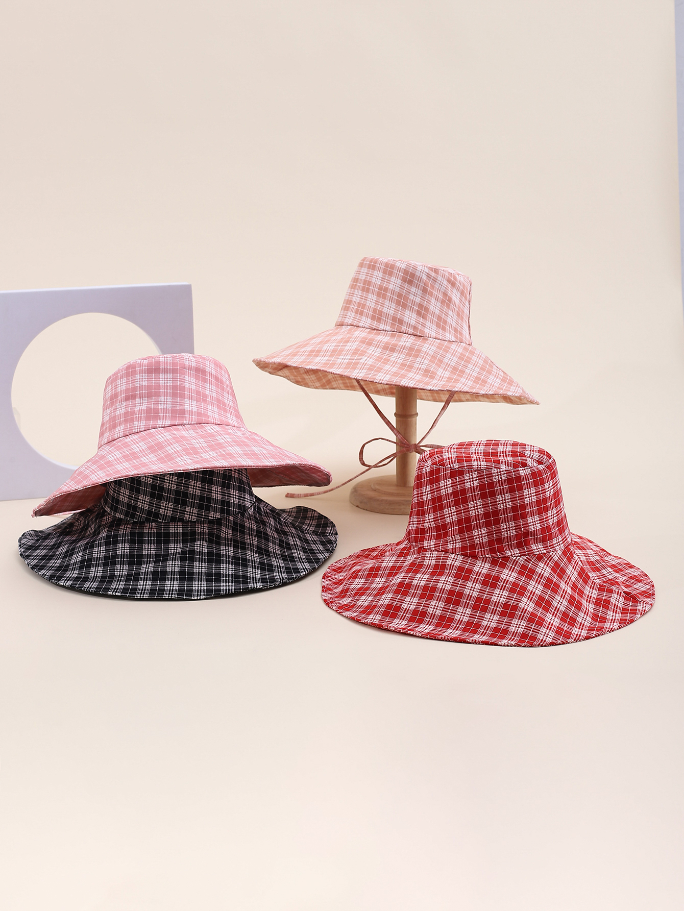 This is a popular Korean-style irregular printed checkered striped hat for spring and summer. It is fashionable, classic, versatile, and can make your face look good. It is suitable for outdoor travel, sun protection, and taking photos by the seaside. It is also a perfect choice for women and adults full figure