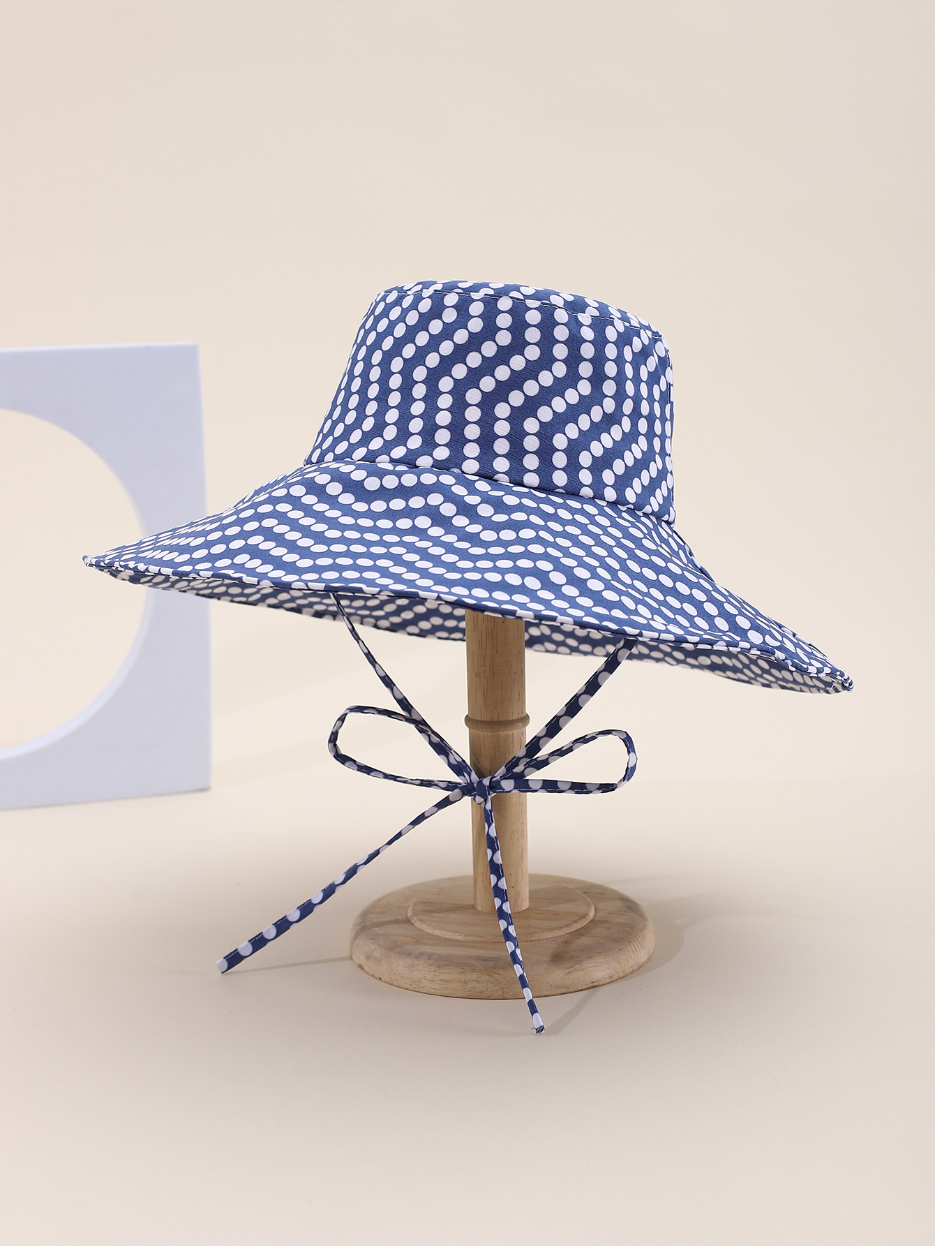 This is a popular Korean-style irregular polka dot brim for spring and summer. It is fashionable, classic, versatile, and can make your face look good. It is suitable for small outdoor trips, sun protection, and taking photos by the seaside. It is a perfect choice for women and adults Application Scenario